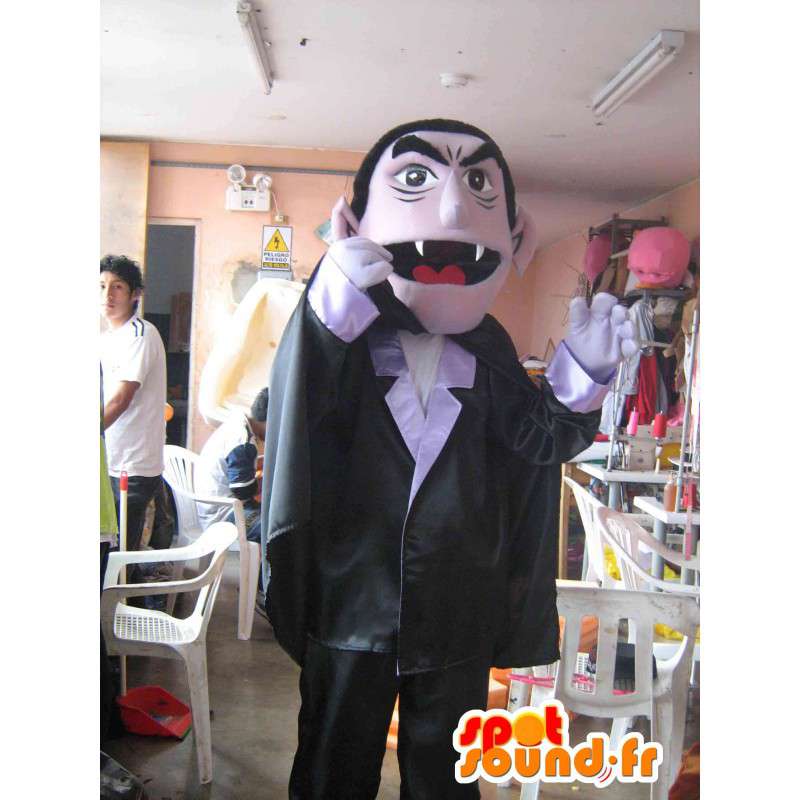 ντυμένη βαμπίρ μασκότ με ένα κοστούμι και μια μαύρη κάπα - MASFR006047 - μασκότ τέρατα