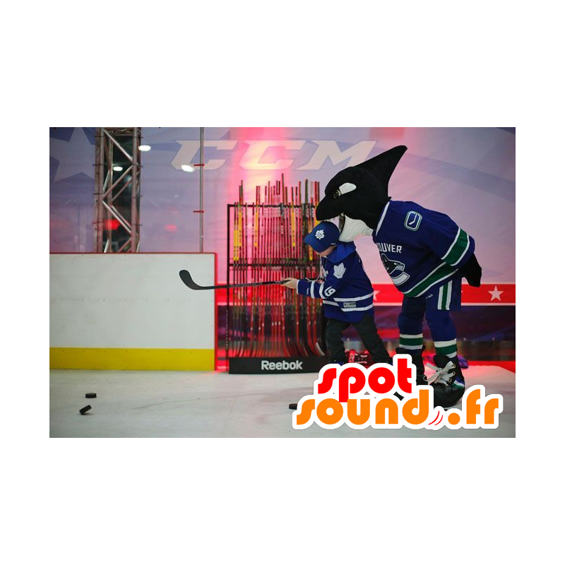 Svart och vit späckhuggarmaskot, i hockeyklädsel - Spotsound Svart och vit späckhuggarmaskot, i hockeyklädsel - Spotsound