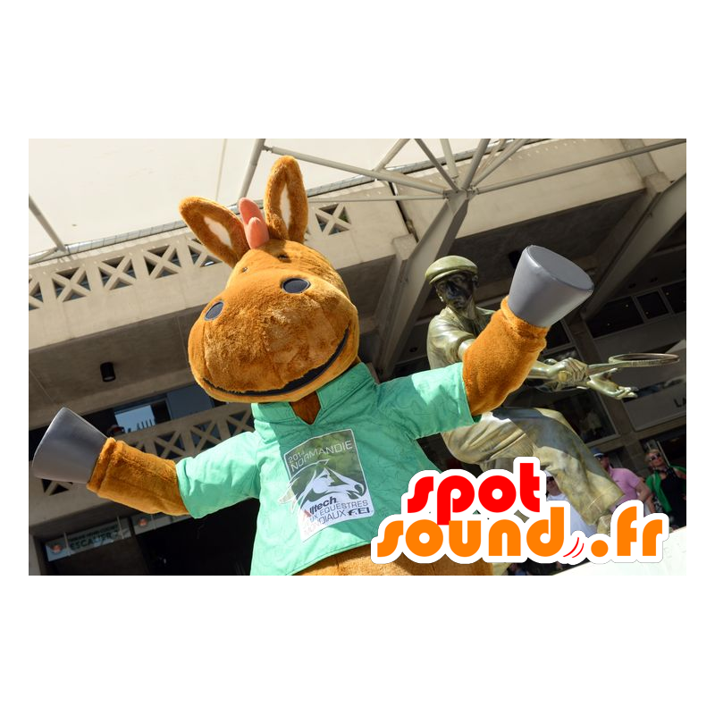 Brun hestemaskot i grønt tøj - Spotsound maskot kostume Brun hestemaskot i grønt tøj - Spotsound maskot kostume