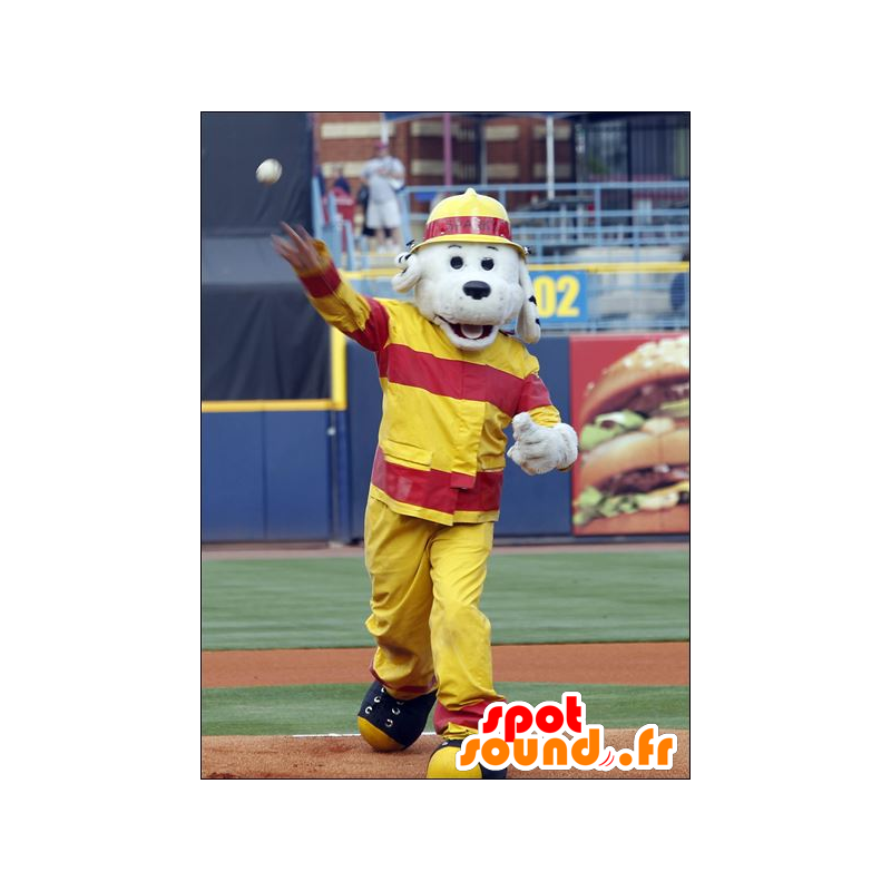 Grå hundemaskot, klædt i brandmandstøj - Spotsound maskot
