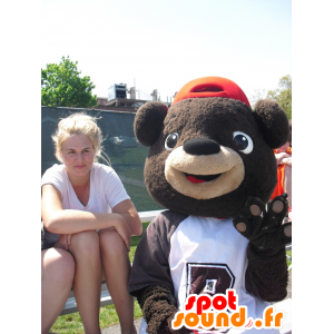 Brown orsacchiotto mascotte con un cappello e una t-shirt - MASFR21704 - Mascotte orso