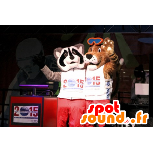 2 mascottes, un chien marron et un raton laveur tricolore - MASFR21777 - Mascottes de ratons