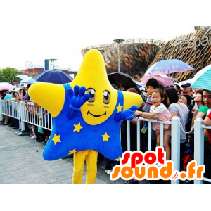 Kæmpe gul stjernemaskot med et blåt tøj - Spotsound maskot
