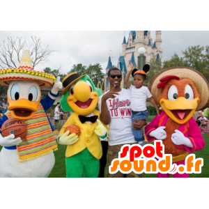 3 Disney-maskotter, Donald Duck og 2 farverige fugle -