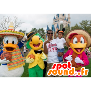 3 Disney-maskotter, Donald Duck og 2 farverige fugle -