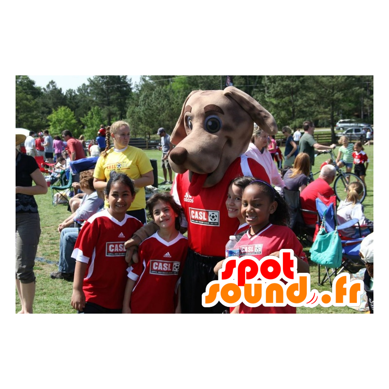 Bruine hond mascotte gekleed in het rood sport - MASFR22339 - Dog Mascottes Bruine hond mascotte gekleed in het rood sport - MASFR22339 - Dog Mascottes
