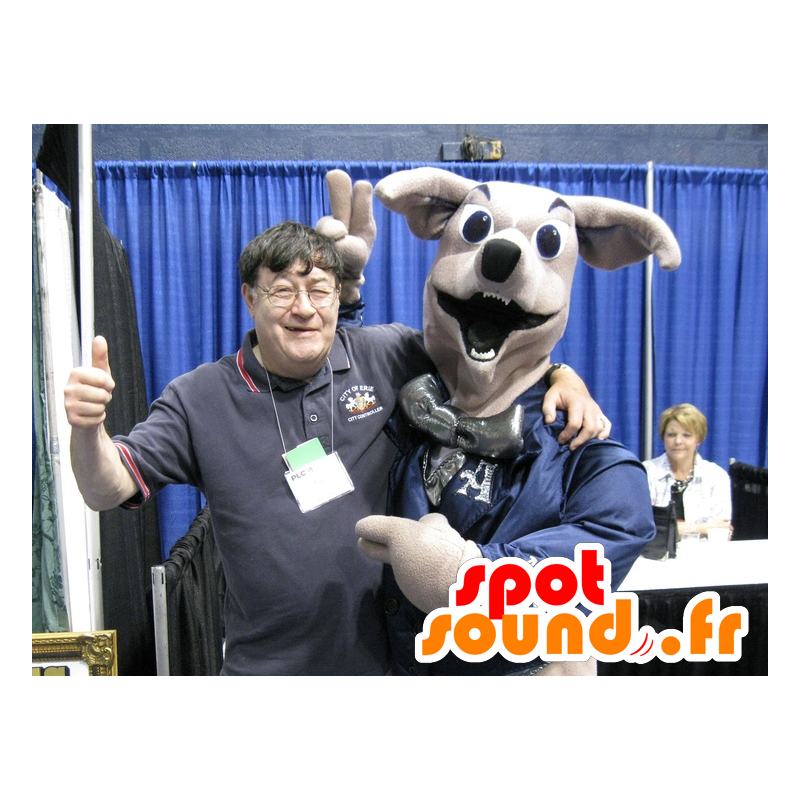 Beige hund maskot, gigantisk reinsdyr - MASFR22488 - Dog Maskoter Beige hund maskot, gigantisk reinsdyr - MASFR22488 - Dog Maskoter