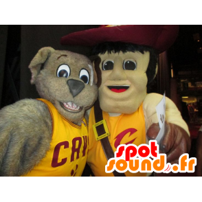 2 mascotas, un perro gris y un hombre con un sombrero grande - MASFR22495 - Mascotas perro