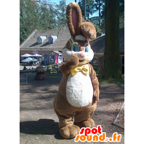 Maskot stor brun og hvid kanin med en slips - Spotsound maskot
