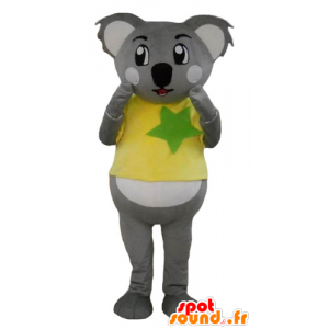 Grå och vit koalamaskot, med en gul och grön t-shirt -