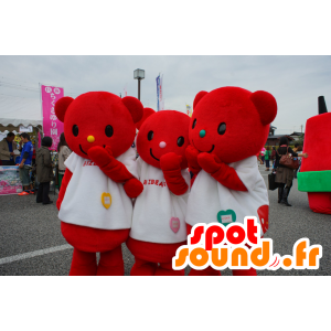 3 röda nallebjörnmaskoter klädda i vitt - Spotsound maskot