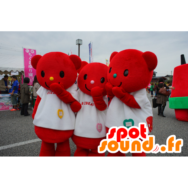 3 röda nallebjörnmaskoter klädda i vitt - Spotsound maskot