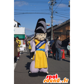 Japansk maskot, asiat i gul och grå outfit - Spotsound maskot