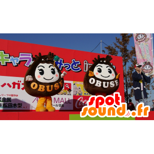 2 bruna och vita maskotar i staden Obuse - Spotsound maskot