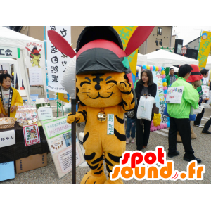Toranyan maskot, orange og sort tiger med stor hjelm -
