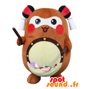 Machuri maskot, brun och vit nallebjörn, med en trumma -