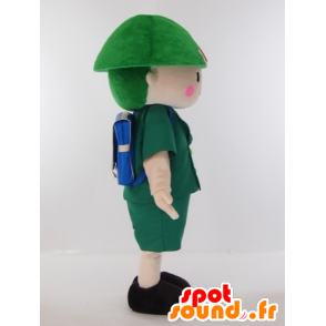 Pysmaskot som bär en grön uniform med en skolväska - Spotsound