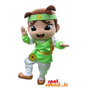Brun pojkemaskot med en grön och vit outfit - Spotsound maskot