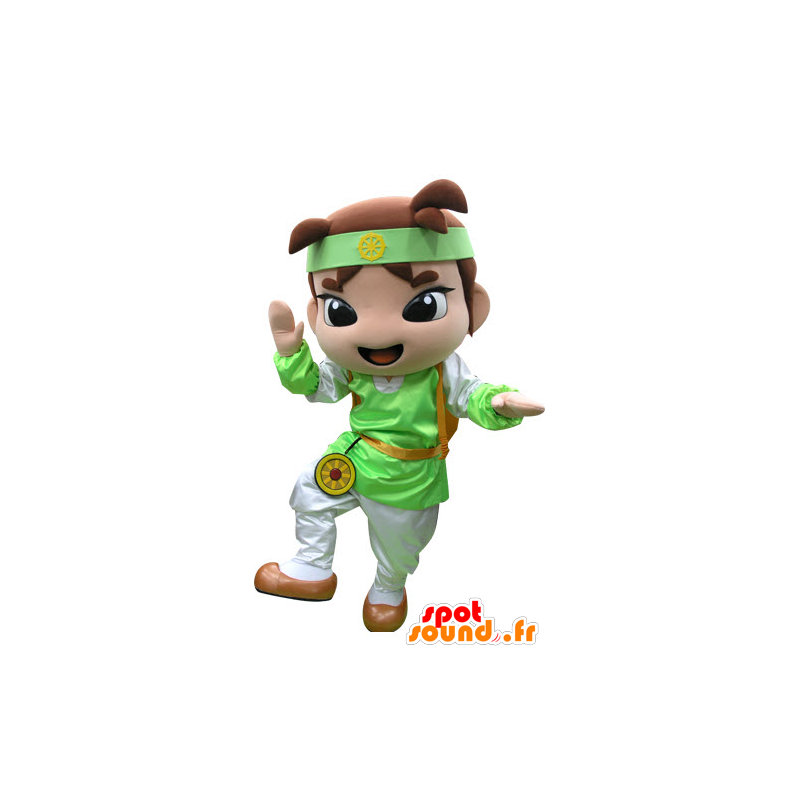 Brun pojkemaskot med en grön och vit outfit - Spotsound maskot