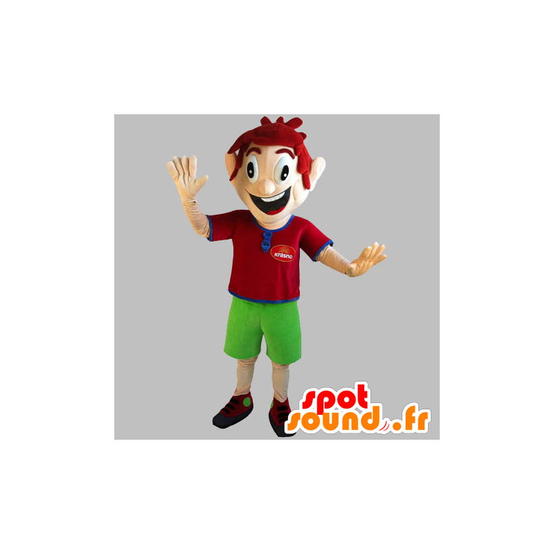 Rödhårig pojkemaskot som mycket ler med gröna shorts -