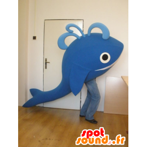 La mascota y el gigante ballena azul sonriendo - MASFR031987 - Mascotas del océano