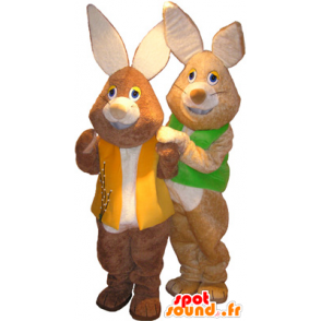 2 mascottes bruine en witte konijnen met gekleurde vesten - MASFR032517 - Mascot konijnen