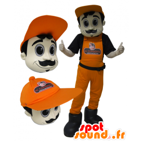 La mascota del hombre con un mono y tapa naranja. - MASFR032889 - Mascotas humanas