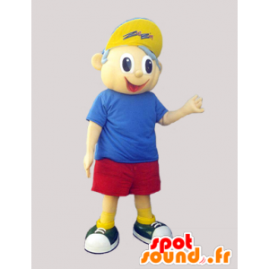 liten pojkemaskot i shorts, t-shirt och mössa - Spotsound maskot