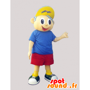 lille dreng maskot i shorts, t-shirt og kasket - Spotsound