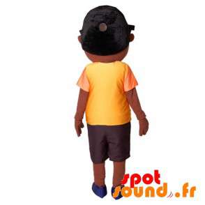 Maskot av ung afrikansk pojke med stora glasögon - Spotsound