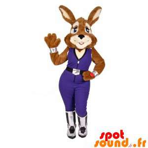 Mascot králíka s kombinací....