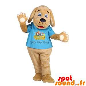 青いシャツと茶色の犬のマスコットの子犬