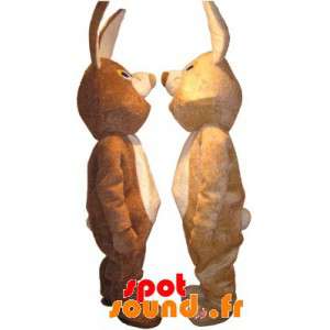 2 mascotes de coelhos, um marrom e um bege