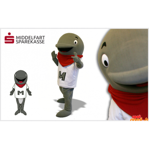 Grå delfin maskot med en hvid t-shirt og et rødt tørklæde -
