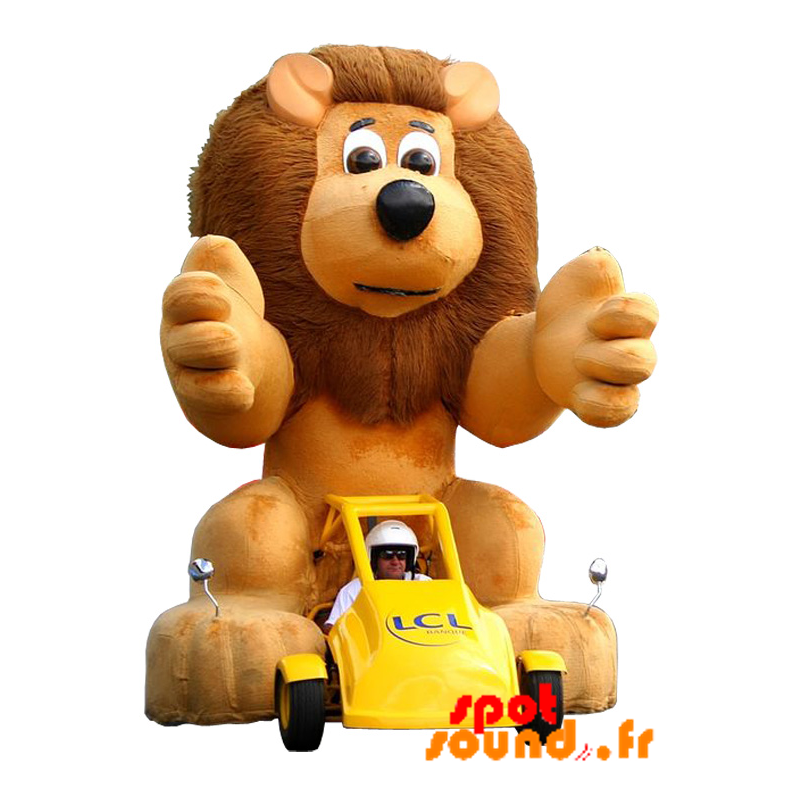 Gul bilmaskot med ett brunt lejon. LCL maskot - Spotsound maskot