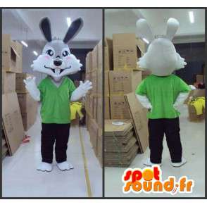 Graues Kaninchen Maskottchen mit grünen T-Shirt und Hose - MASFR00819 - Hase Maskottchen