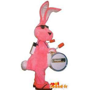 Maskot som representerar en rosa kanin, förklädnad man-orkester