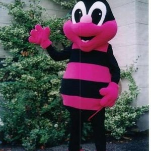 Mascotte du jour chez SPOTSOUND: Mascotte d'insecte noir et rose. Costume de fourmis coloré . Découvrez les mascottes @spotsound_mascots #mascotte #mascottes #marketing #costume #spotsound #personalisé #streetmarketing #guerillamarketing #publicité . Lien: https://www.spotsound.fr/fr/5626-mascotte-d-insecte-noir-et-rose-costume-de-fourmis-coloré.html